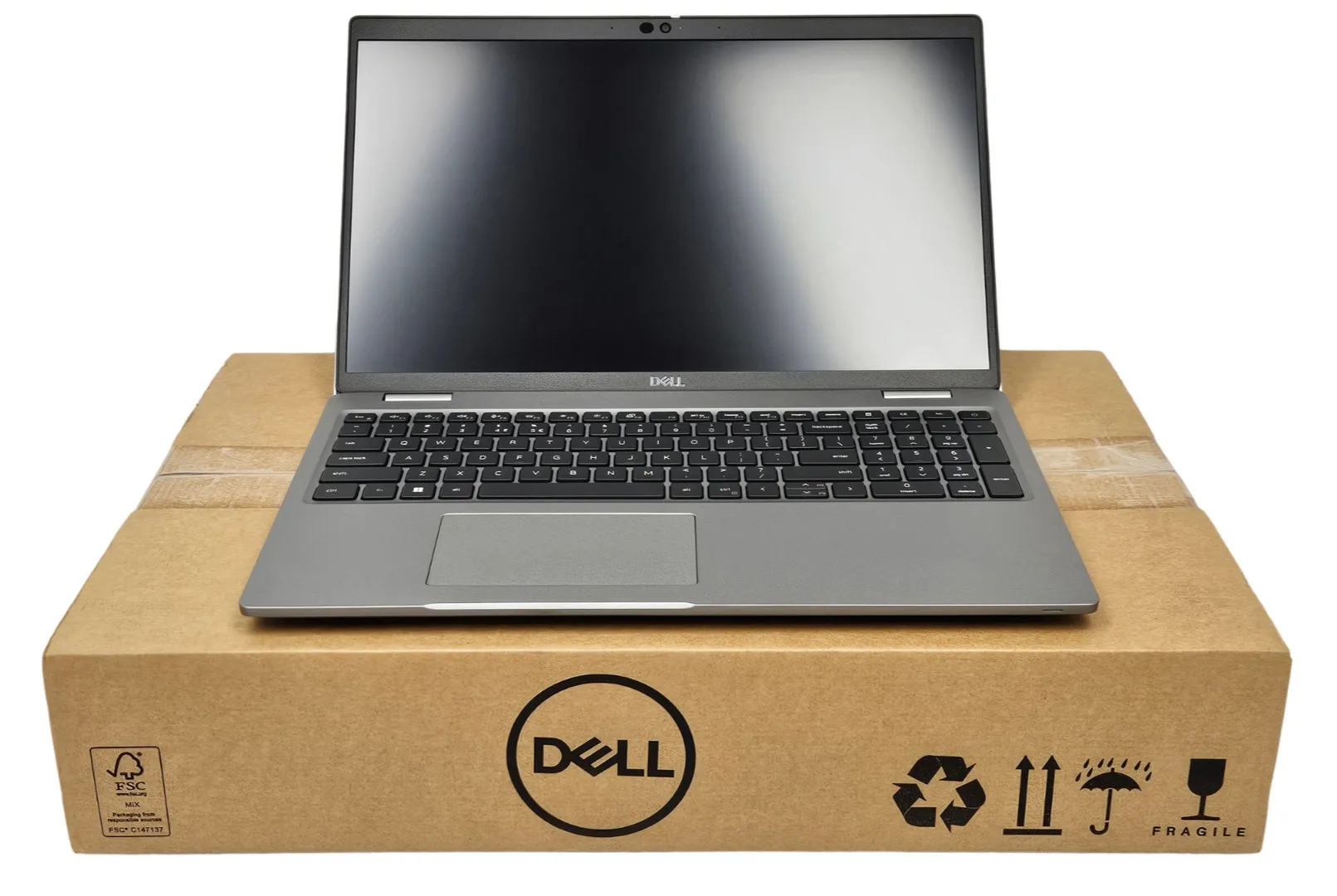 Dell Latitude 5520 otwarty, stojący na oryginalnym kartonie Dell - outlet w oryginalnym opakowaniu