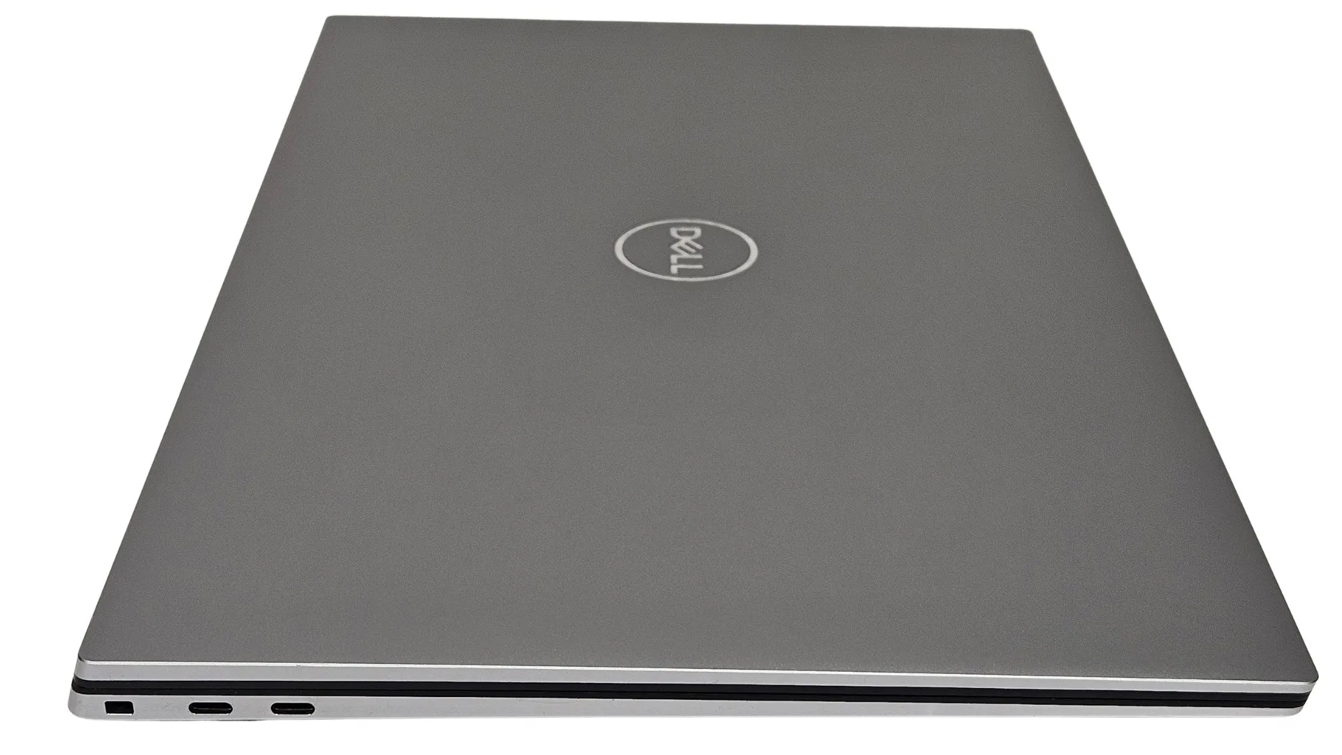 Dell Precision 5760 - widok pokrywy zamkniętej z srebrnym aluminium i logo Dell, smukły profil i porty USB-C widoczne z boku