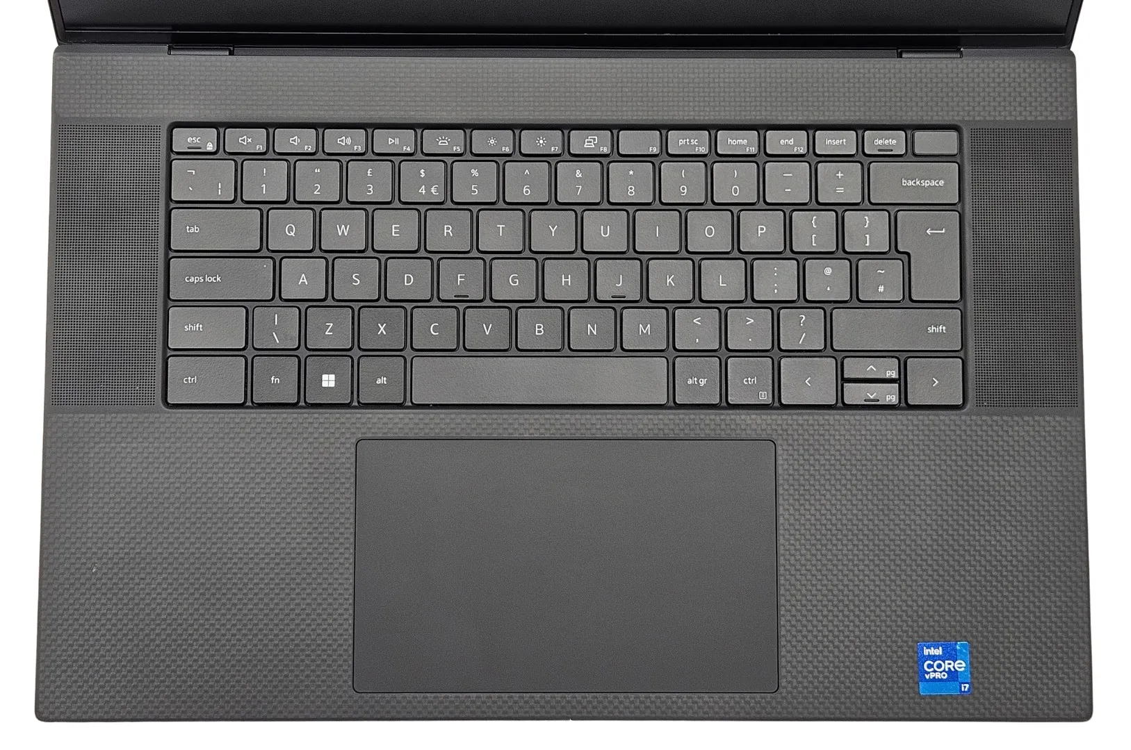 Dell Precision 5760 - widok klawiatury z bliska, podświetlane klawisze brytyjski układ, palm rest z włókna węglowego z naklejką Intel Core vPro i7